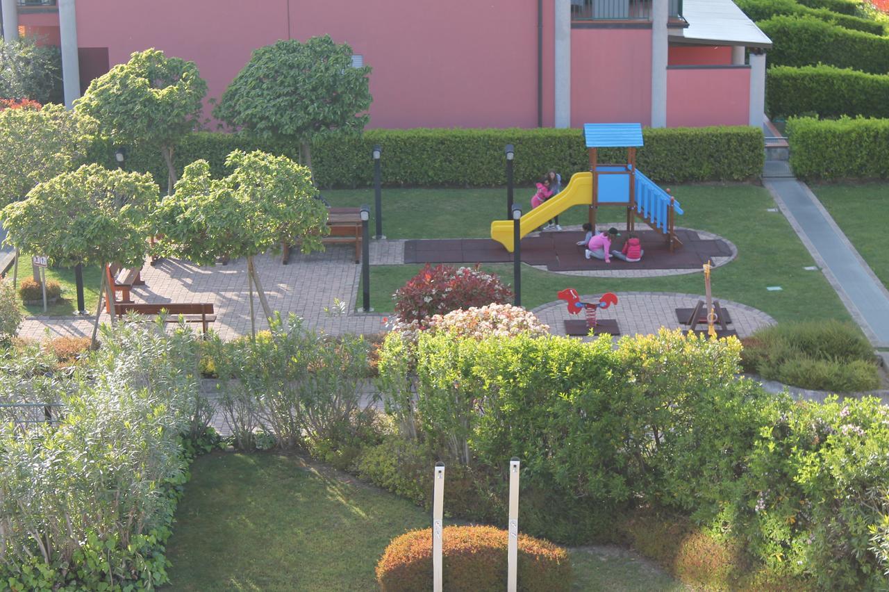 Desenzanoloft Official Partner Marriott Homes & Villas -Butterfly And 5 Pools Family Apartment Desenzano del Garda Bagian luar foto